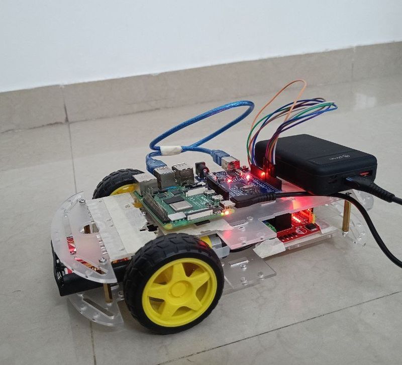 The robot: Raspberry Pi 4, Arduino Uno and power bank on an acrylic chassis.